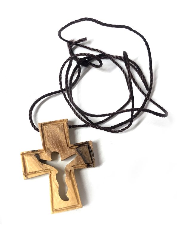 Ciondolo croce traforata Gesu’ con cordino